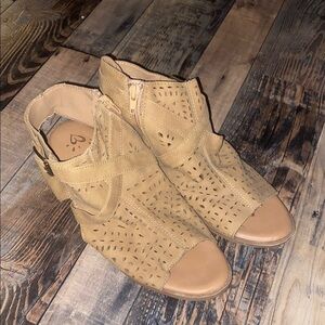 Women's Tan Peep-Toe Sandals